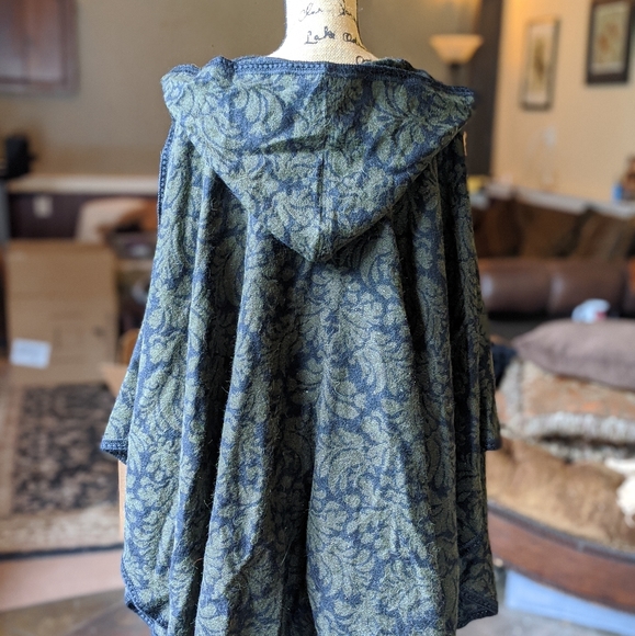 Novica Alpaca Forest Green Rauna / Cloak - Picture 3 of 3